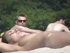 海滩上的裸体